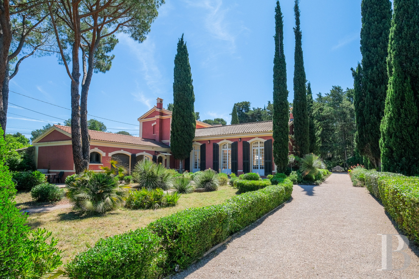 Sur la côte Varoise, une villa du 19e siècle posée au-dessus de la mer et rénovée dans un esprit contemporain - photo  n°7