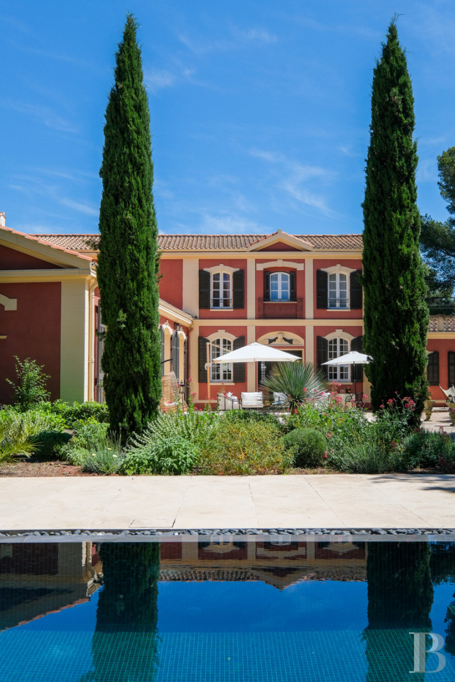 Sur la côte Varoise, une villa du 19e siècle posée au-dessus de la mer et rénovée dans un esprit contemporain - photo  n°8