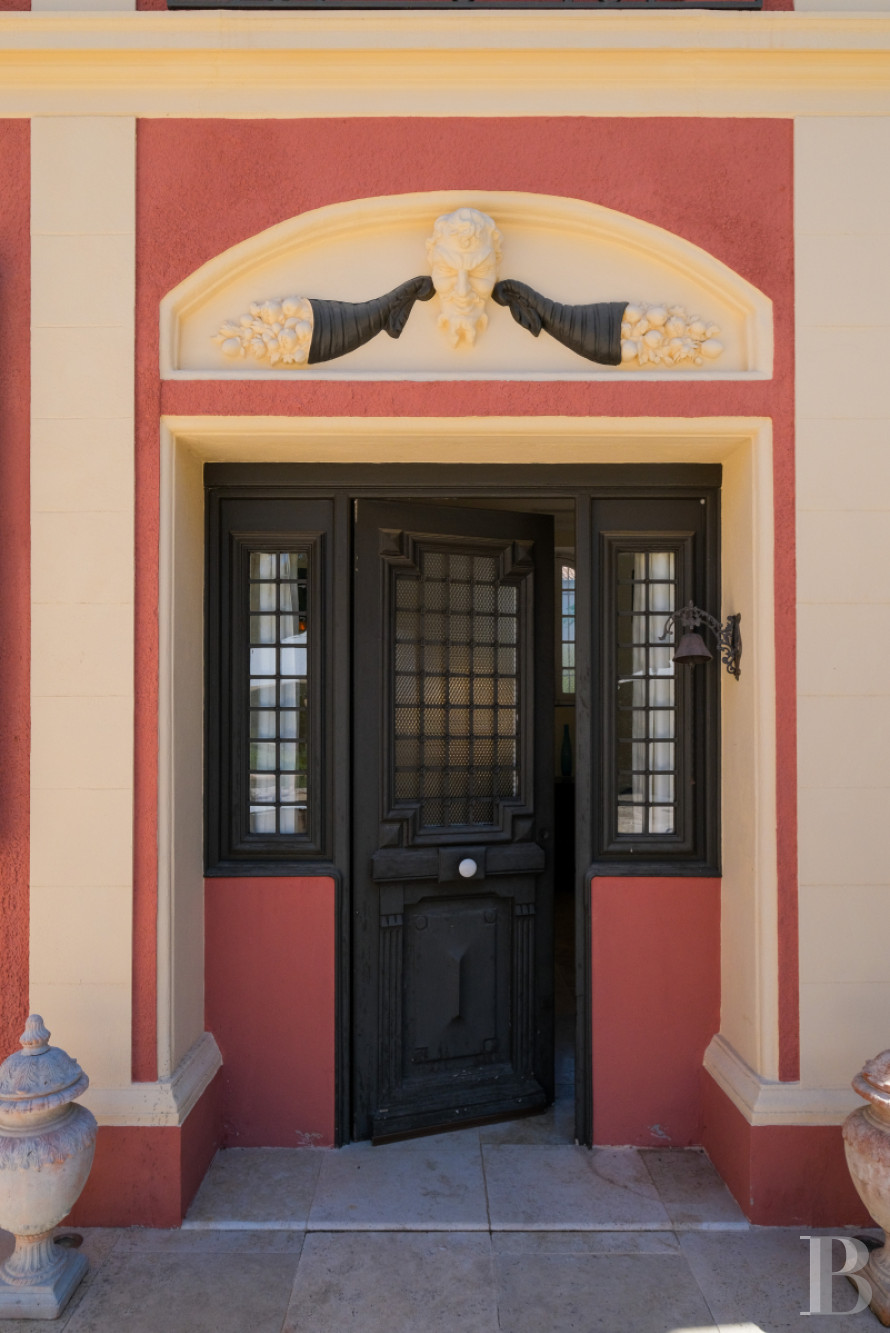 Sur la côte Varoise, une villa du 19e siècle posée au-dessus de la mer et rénovée dans un esprit contemporain - photo  n°9