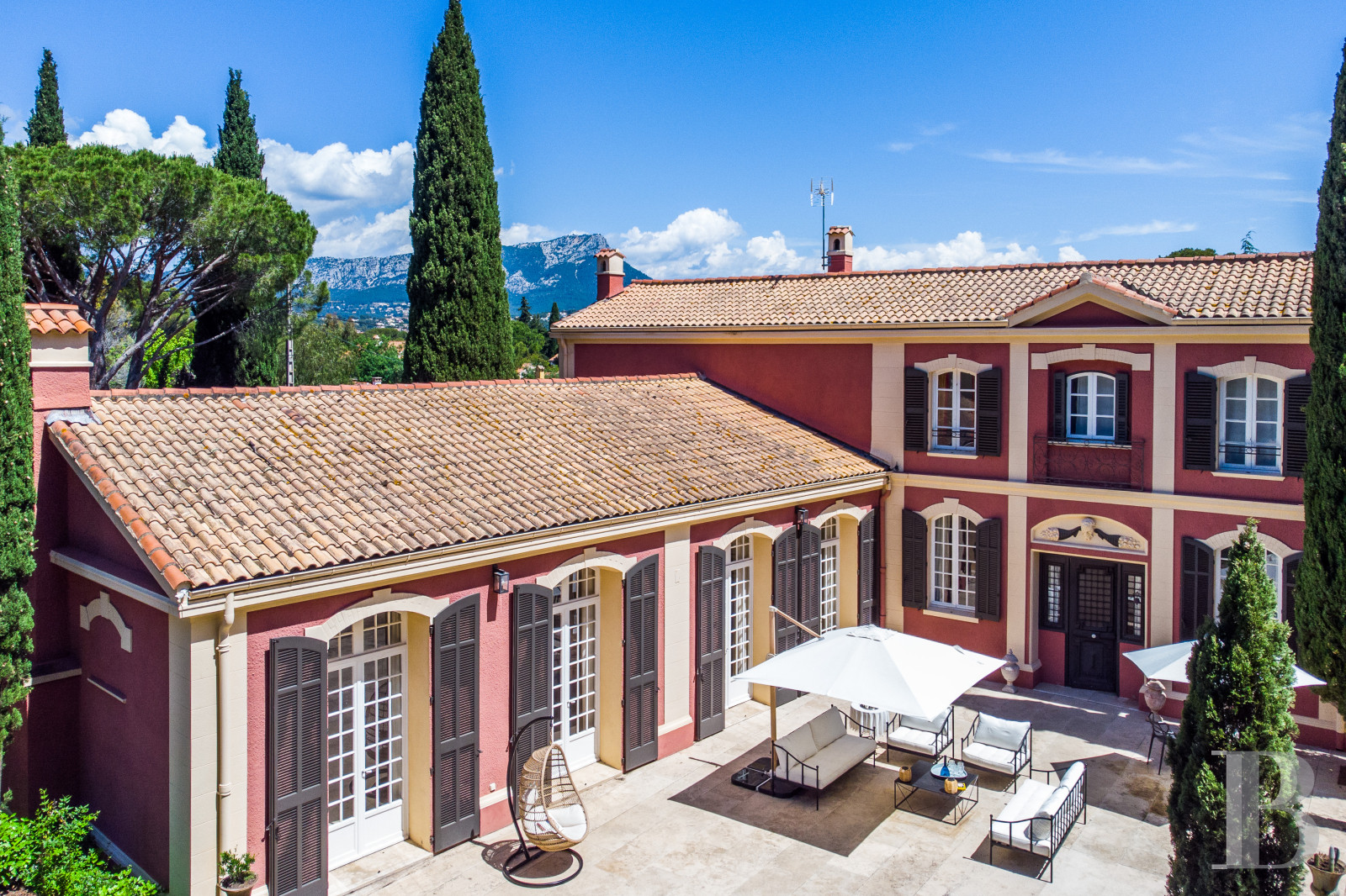 Sur la côte Varoise, une villa du 19e siècle posée au-dessus de la mer et rénovée dans un esprit contemporain - photo  n°32