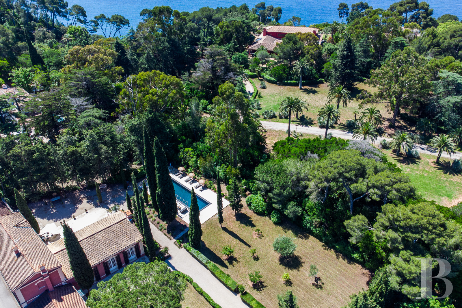 Sur la côte Varoise, une villa du 19e siècle posée au-dessus de la mer et rénovée dans un esprit contemporain - photo  n°1