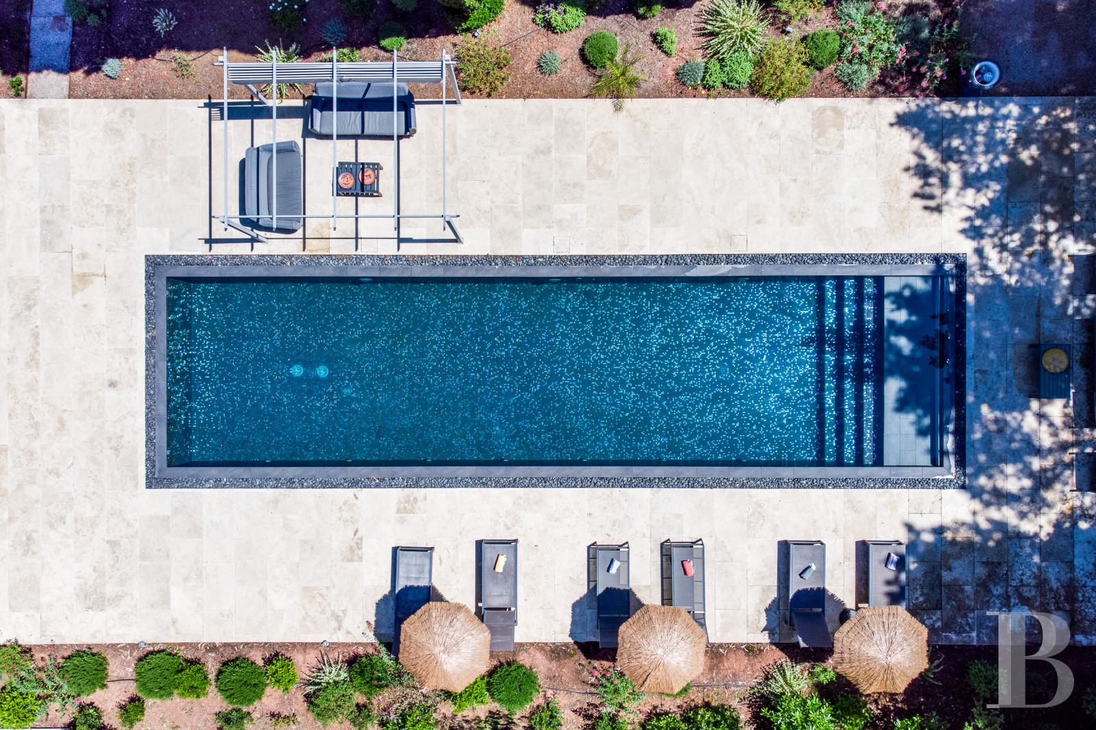 Sur la côte Varoise, une villa du 19e siècle posée au-dessus de la mer et rénovée dans un esprit contemporain - photo  n°3