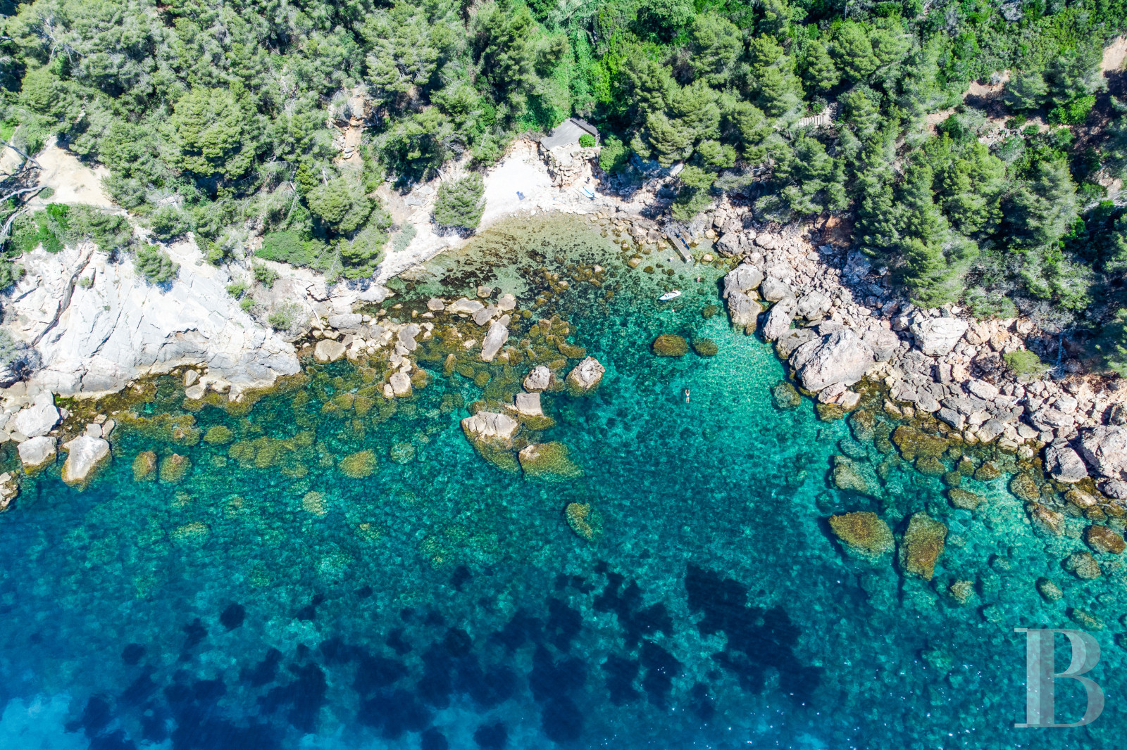 Sur la côte Varoise, une villa du 19e siècle posée au-dessus de la mer et rénovée dans un esprit contemporain - photo  n°33