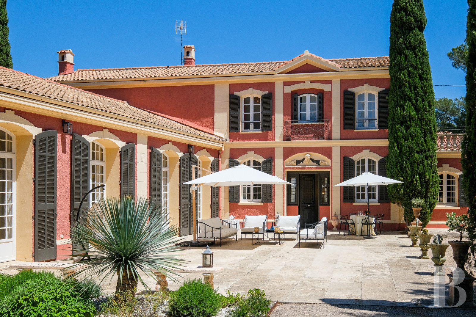 Sur la côte Varoise, une villa du 19e siècle posée au-dessus de la mer et rénovée dans un esprit contemporain - photo  n°4