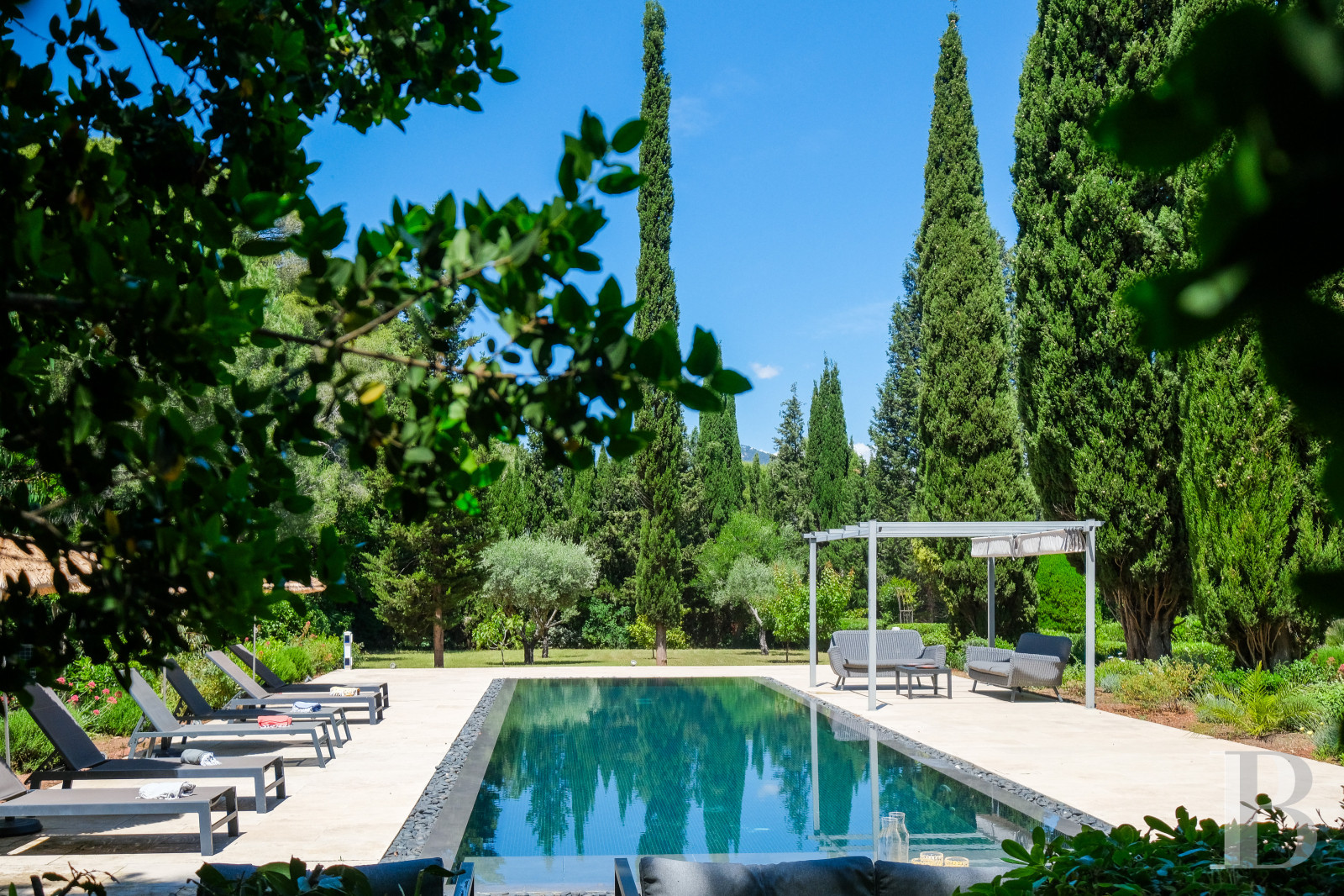 Sur la côte Varoise, une villa du 19e siècle posée au-dessus de la mer et rénovée dans un esprit contemporain - photo  n°31