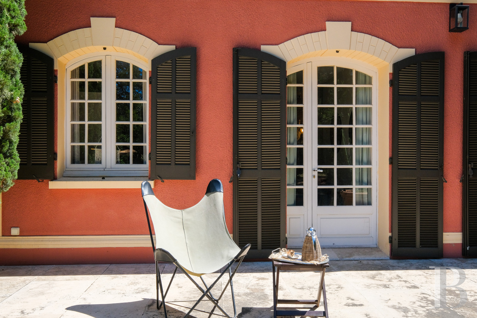 Sur la côte Varoise, une villa du 19e siècle posée au-dessus de la mer et rénovée dans un esprit contemporain - photo  n°2
