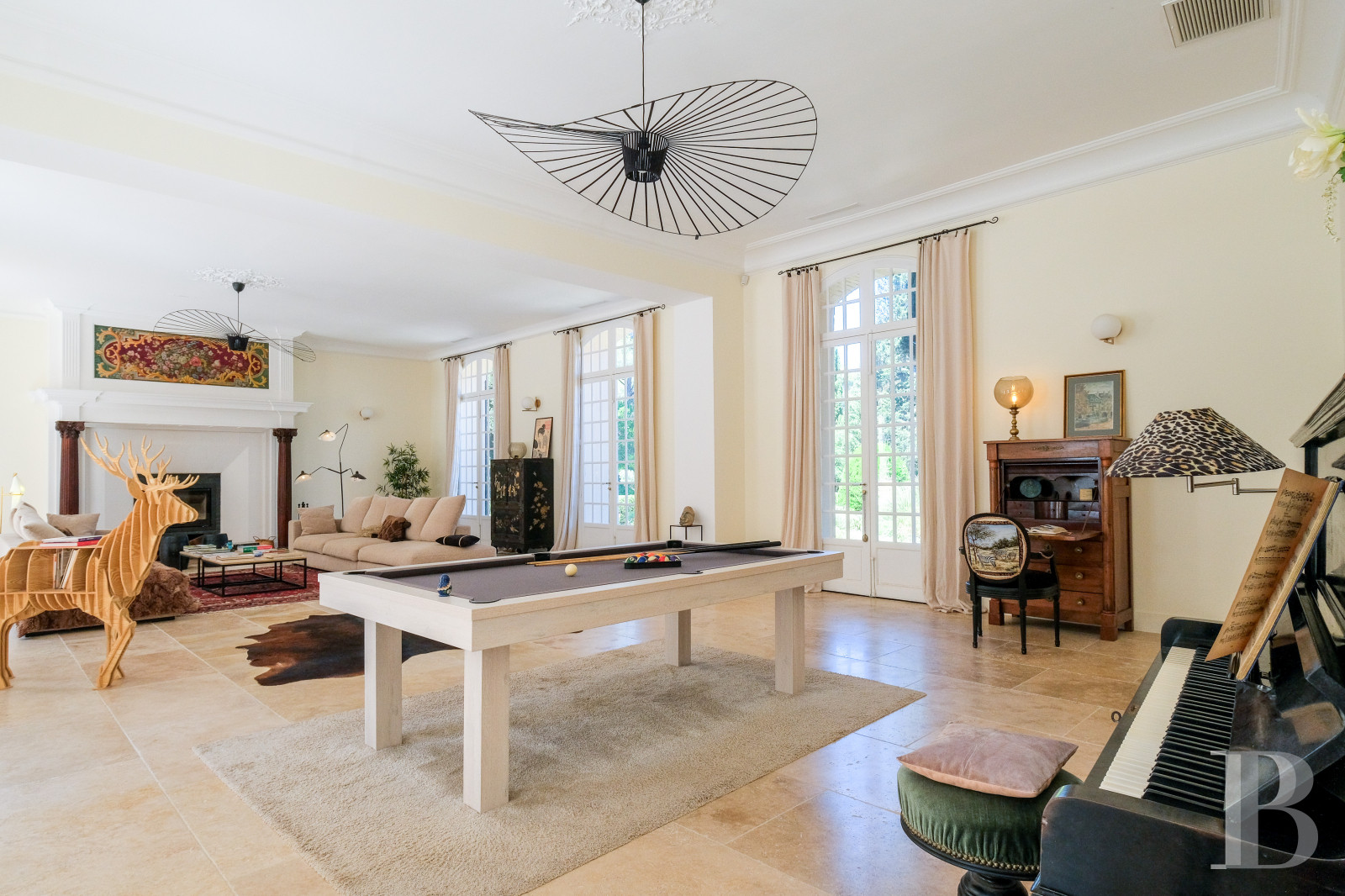 Sur la côte Varoise, une villa du 19e siècle posée au-dessus de la mer et rénovée dans un esprit contemporain - photo  n°14