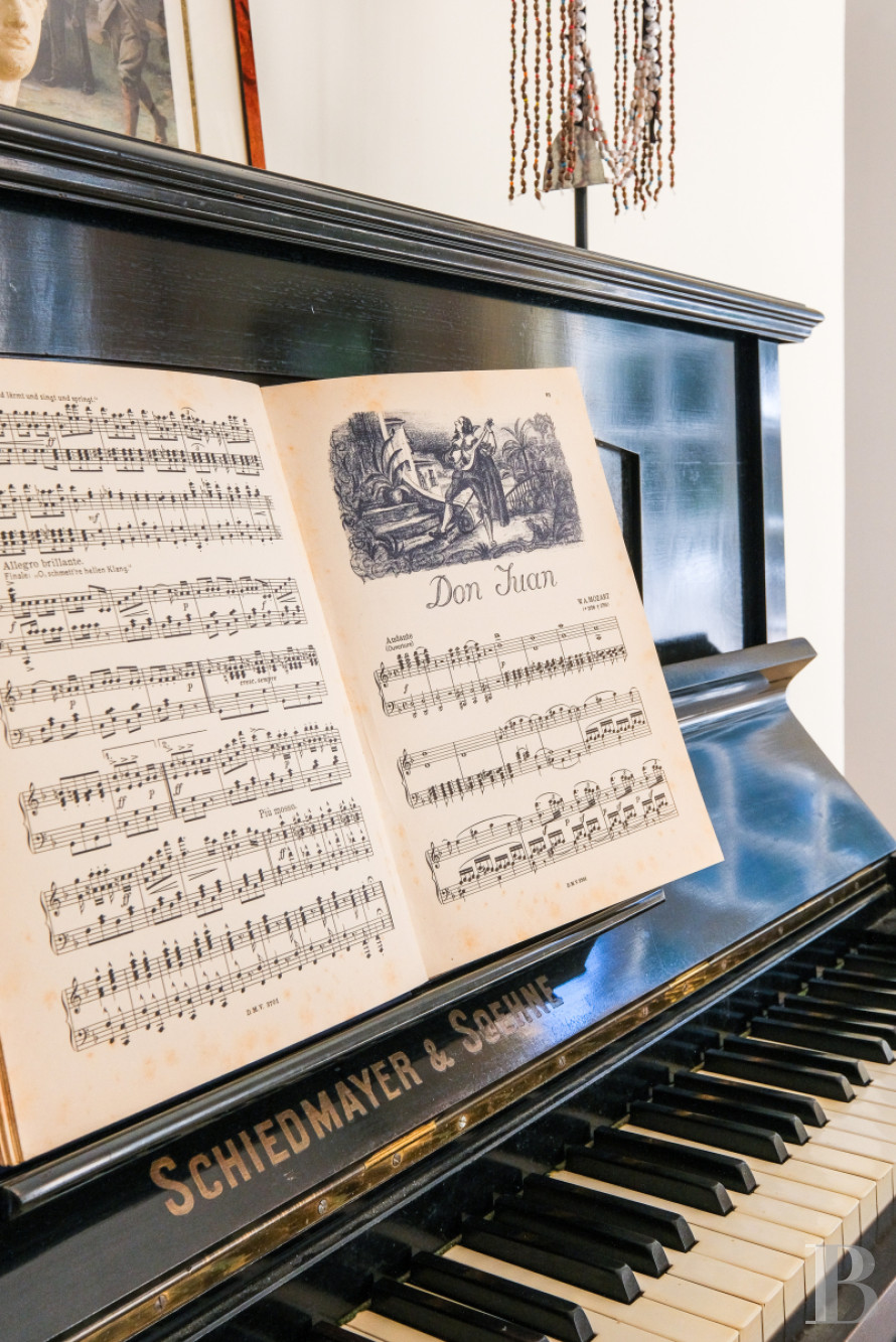 Sur la côte Varoise, une villa du 19e siècle posée au-dessus de la mer et rénovée dans un esprit contemporain - photo  n°13