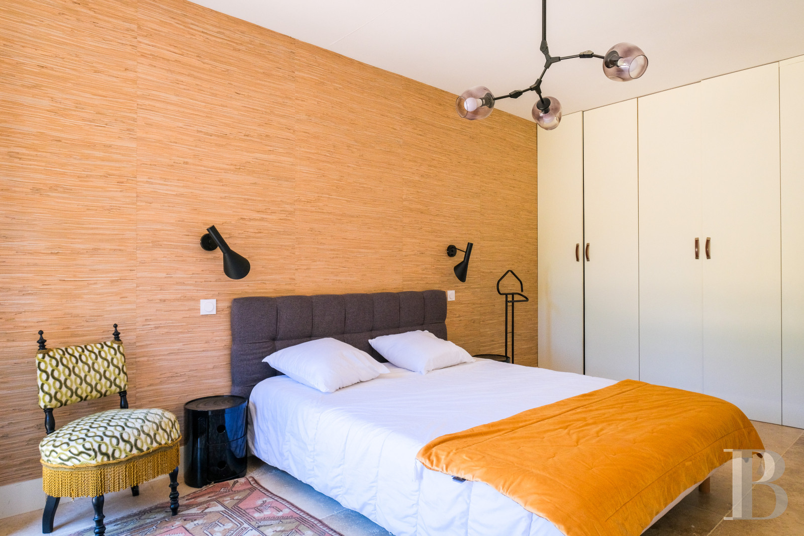 Sur la côte Varoise, une villa du 19e siècle posée au-dessus de la mer et rénovée dans un esprit contemporain - photo  n°28