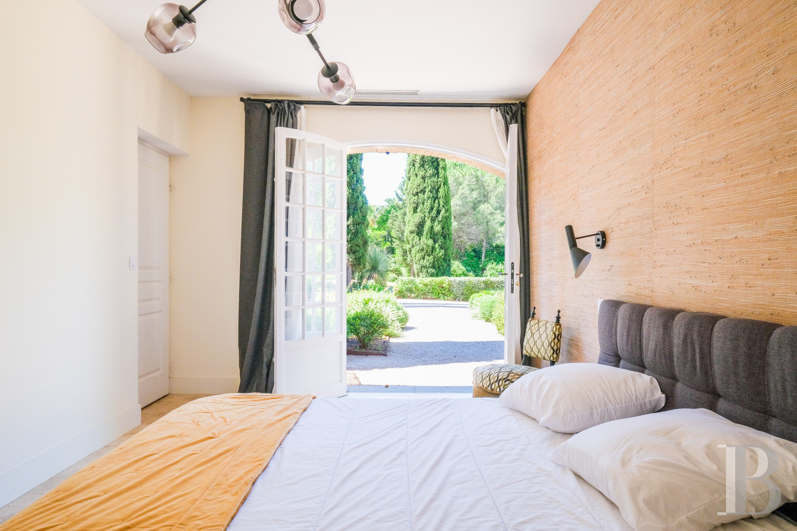 Sur la côte Varoise, une villa du 19e siècle posée au-dessus de la mer et rénovée dans un esprit contemporain - photo  n°20