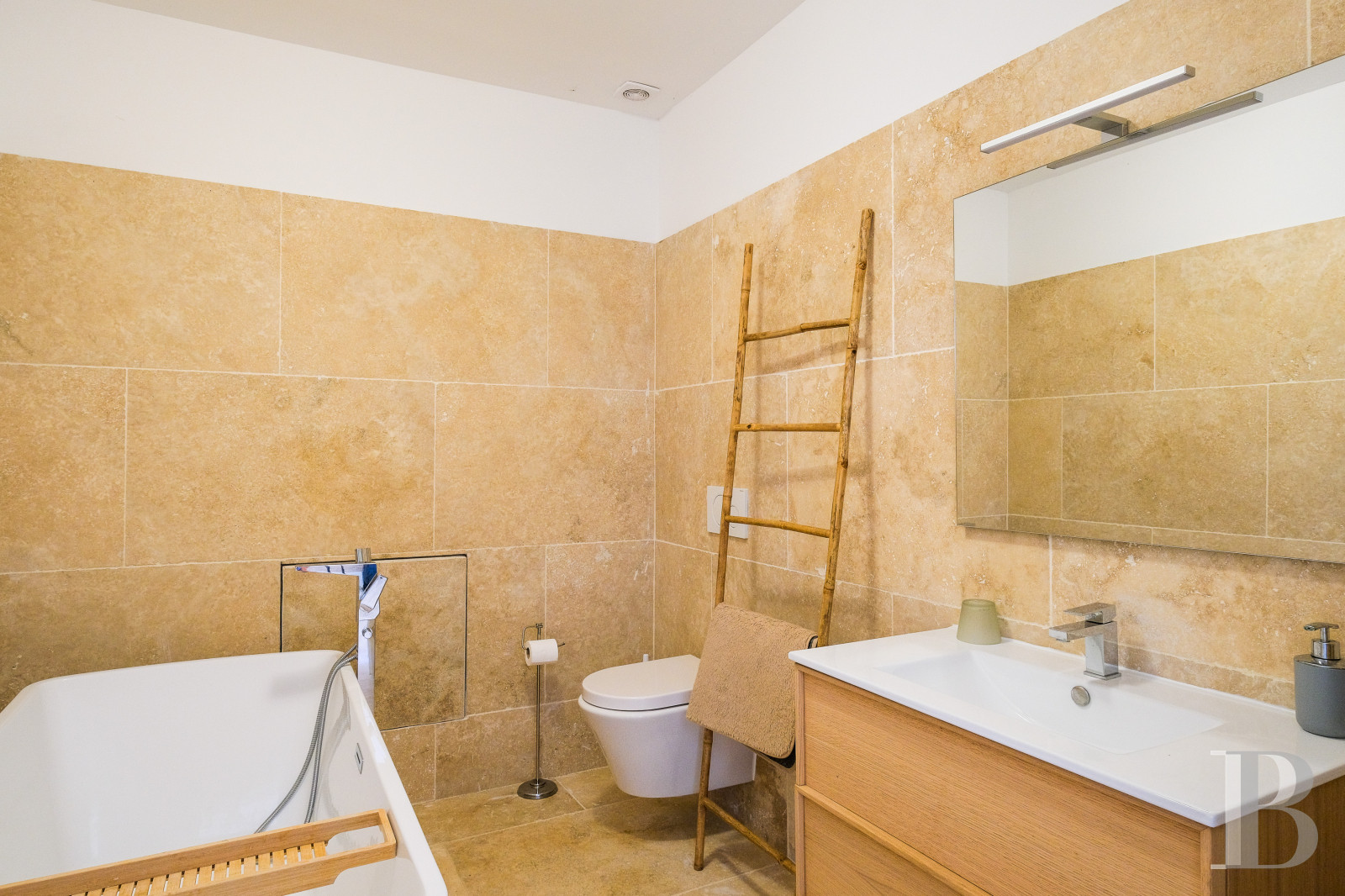 Sur la côte Varoise, une villa du 19e siècle posée au-dessus de la mer et rénovée dans un esprit contemporain - photo  n°21