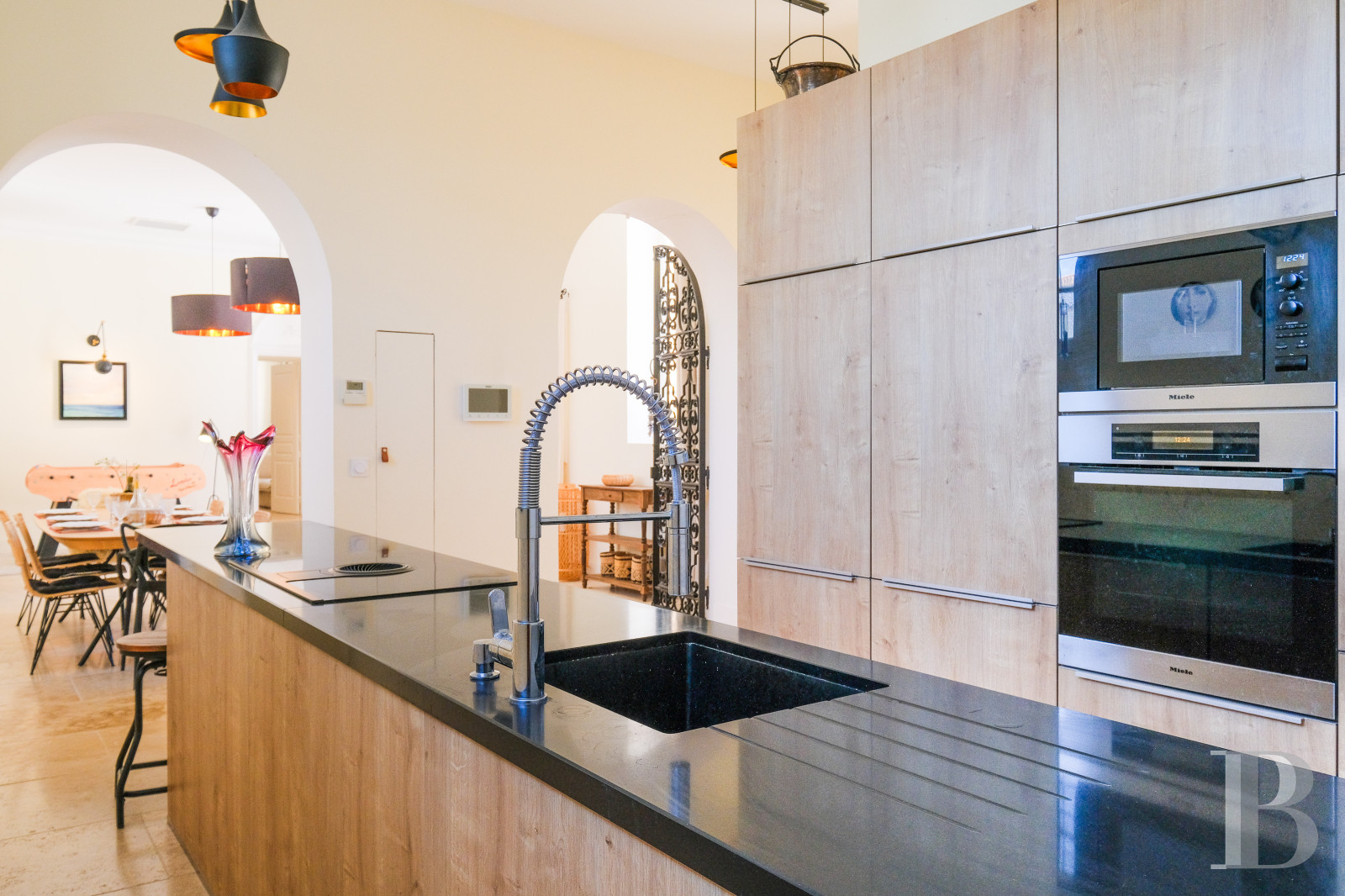 Sur la côte Varoise, une villa du 19e siècle posée au-dessus de la mer et rénovée dans un esprit contemporain - photo  n°17