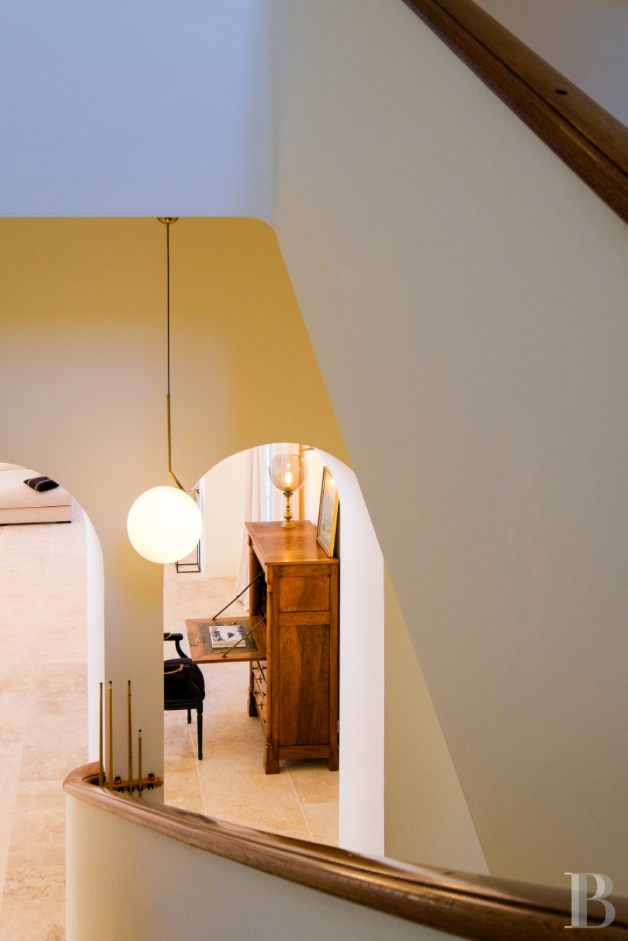 Sur la côte Varoise, une villa du 19e siècle posée au-dessus de la mer et rénovée dans un esprit contemporain - photo  n°18