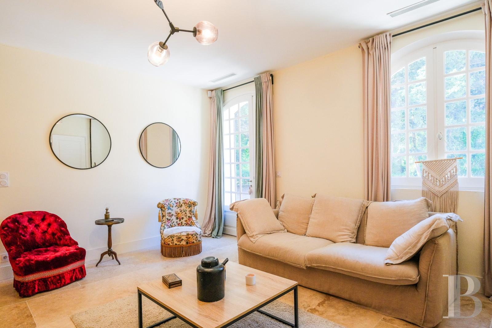 Sur la côte Varoise, une villa du 19e siècle posée au-dessus de la mer et rénovée dans un esprit contemporain - photo  n°19