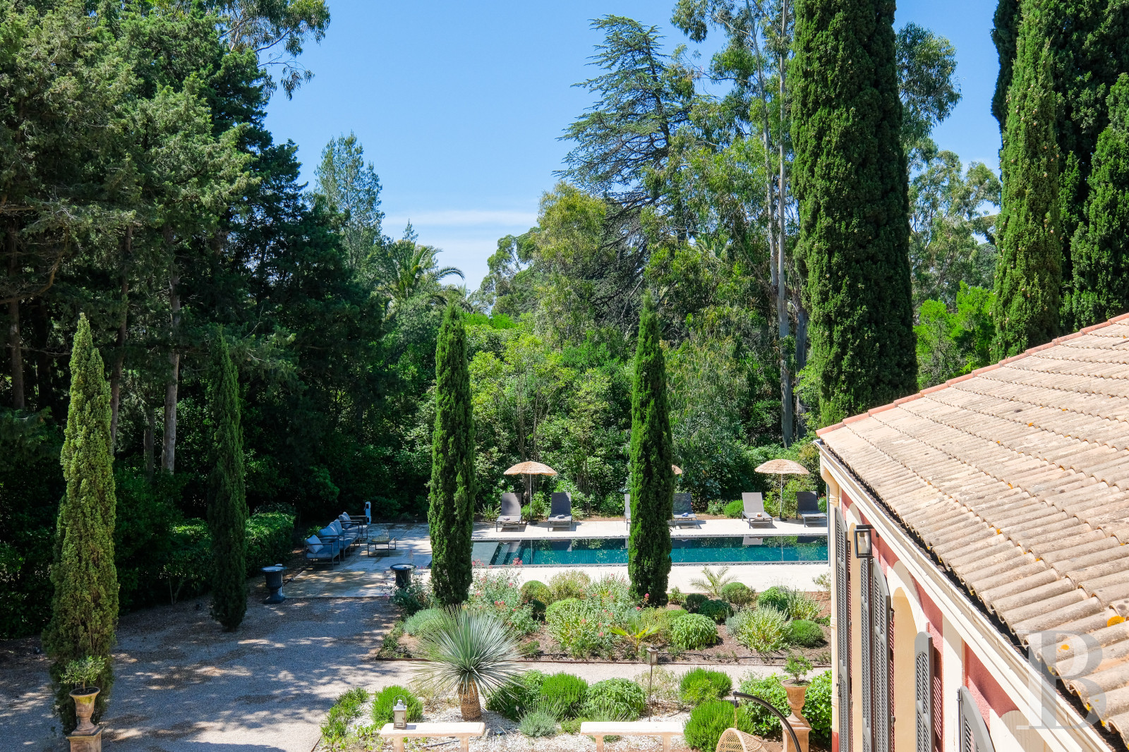 Sur la côte Varoise, une villa du 19e siècle posée au-dessus de la mer et rénovée dans un esprit contemporain - photo  n°25