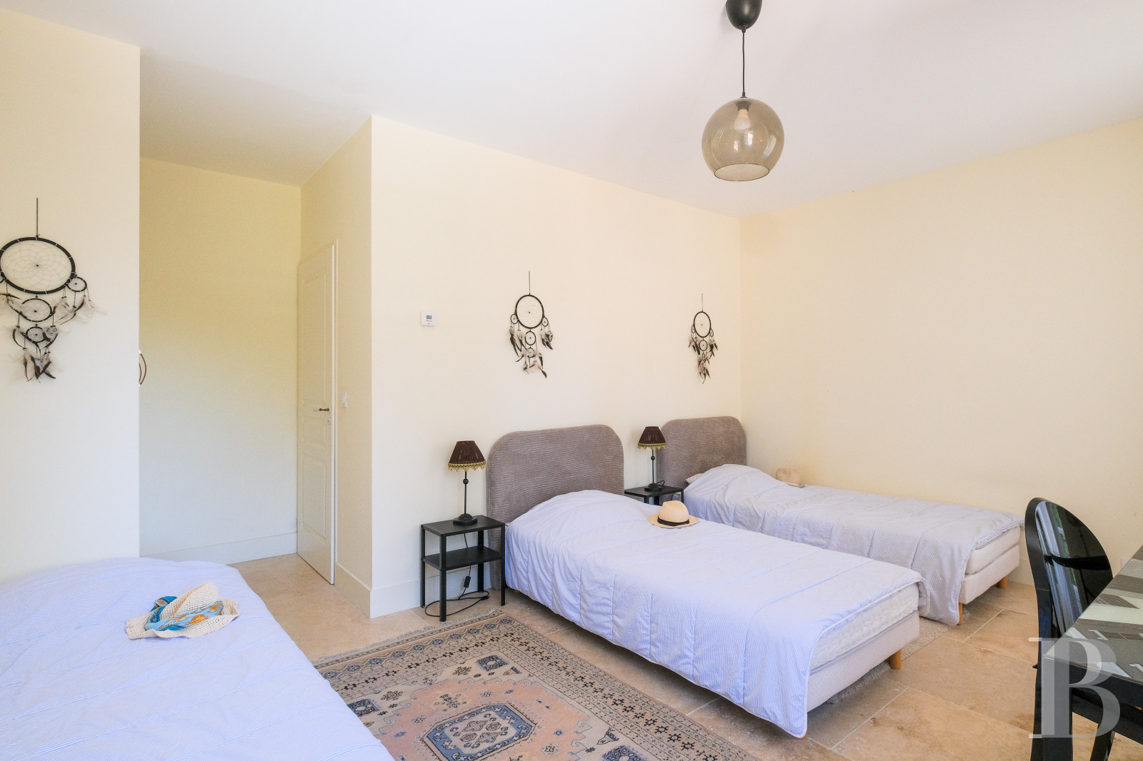 Sur la côte Varoise, une villa du 19e siècle posée au-dessus de la mer et rénovée dans un esprit contemporain - photo  n°24