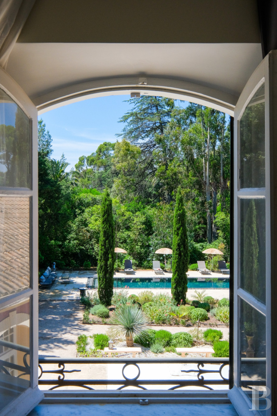 Sur la côte Varoise, une villa du 19e siècle posée au-dessus de la mer et rénovée dans un esprit contemporain - photo  n°26