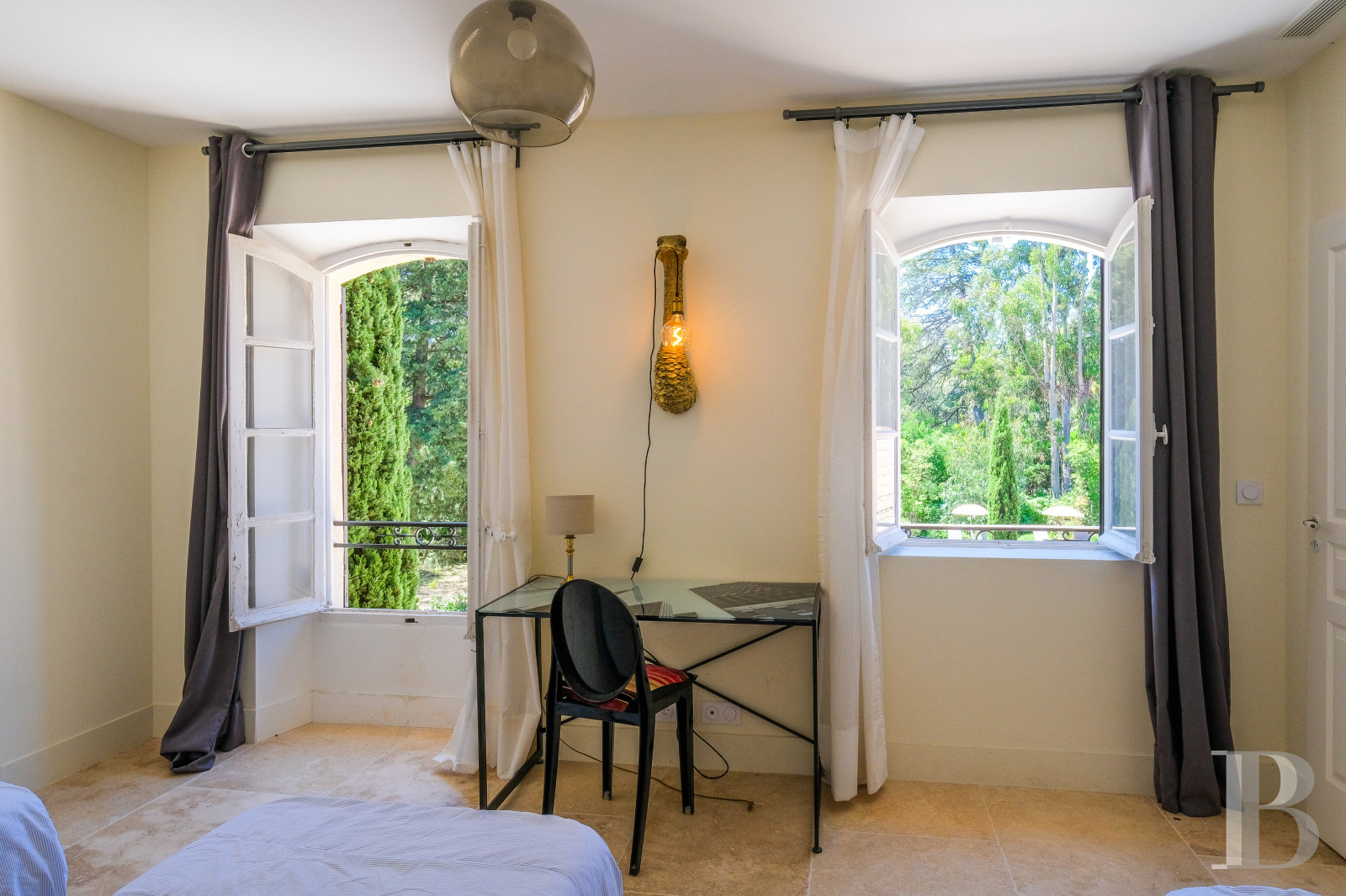 Sur la côte Varoise, une villa du 19e siècle posée au-dessus de la mer et rénovée dans un esprit contemporain - photo  n°27