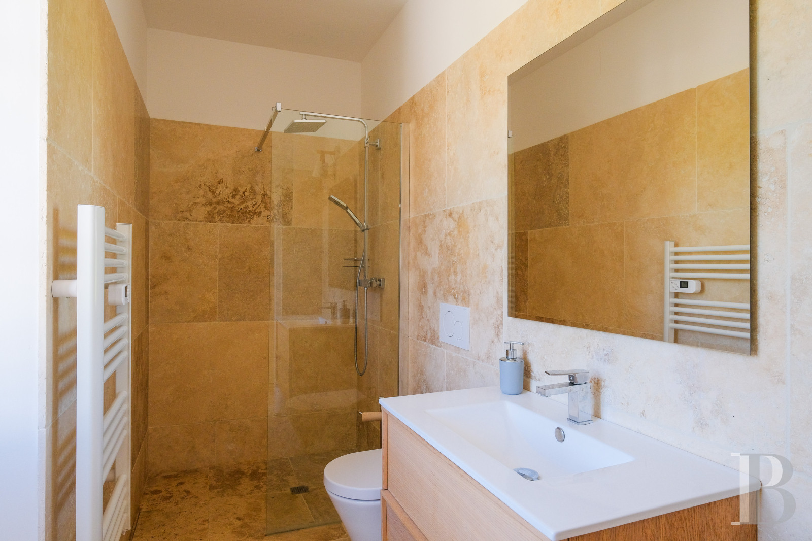 Sur la côte Varoise, une villa du 19e siècle posée au-dessus de la mer et rénovée dans un esprit contemporain - photo  n°29