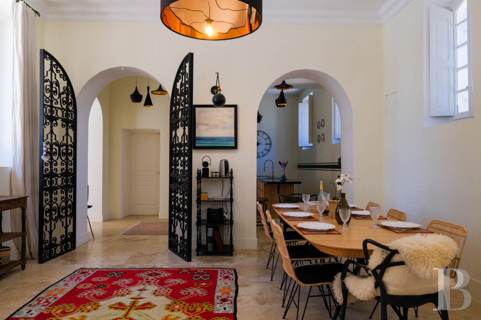 Sur la côte Varoise, une villa du 19e siècle posée au-dessus de la mer et rénovée dans un esprit contemporain - photo  n°15