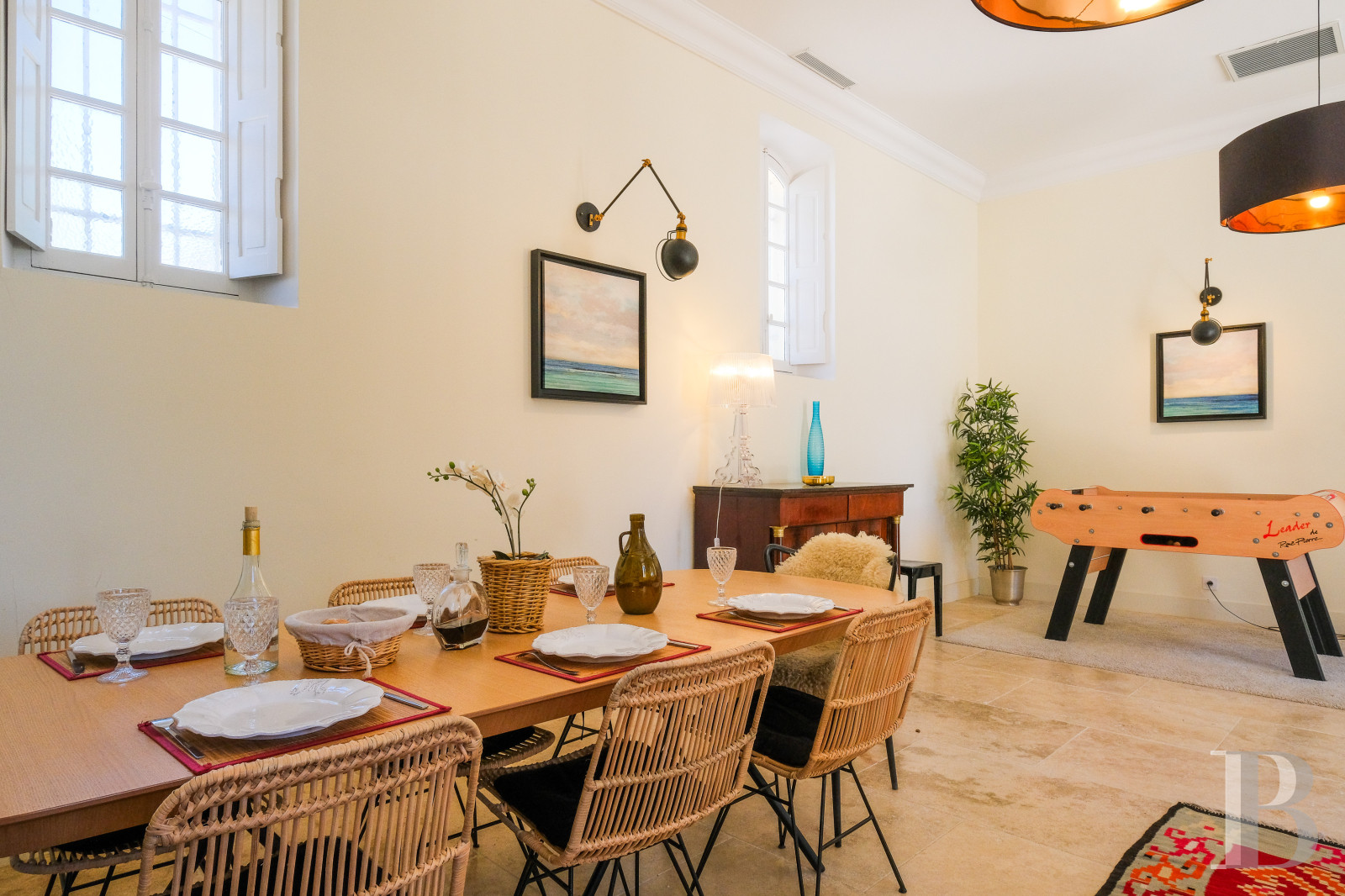 Sur la côte Varoise, une villa du 19e siècle posée au-dessus de la mer et rénovée dans un esprit contemporain - photo  n°16