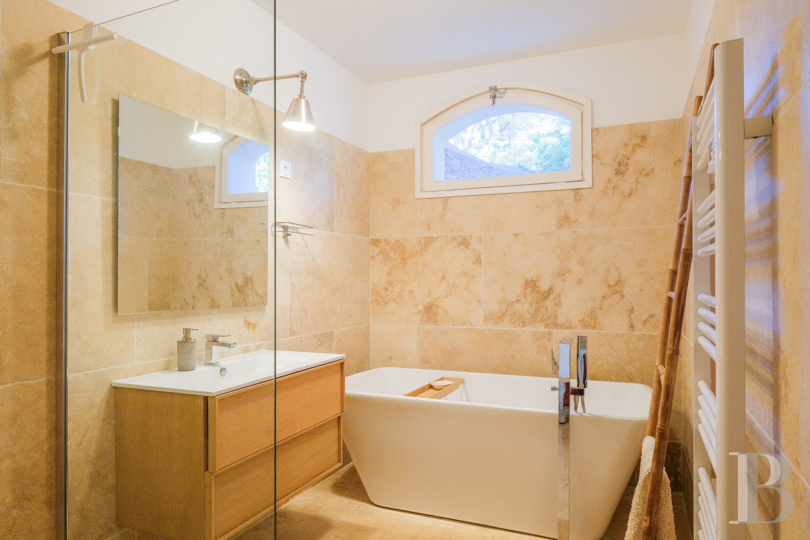 Sur la côte Varoise, une villa du 19e siècle posée au-dessus de la mer et rénovée dans un esprit contemporain - photo  n°22