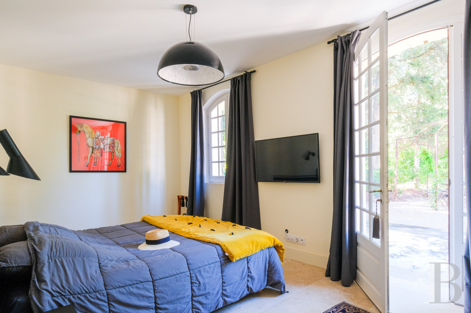 Sur la côte Varoise, une villa du 19e siècle posée au-dessus de la mer et rénovée dans un esprit contemporain - photo  n°23