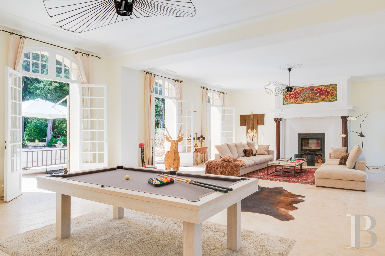 Sur la côte Varoise, une villa du 19e siècle posée au-dessus de la mer et rénovée dans un esprit contemporain - photo  n°11