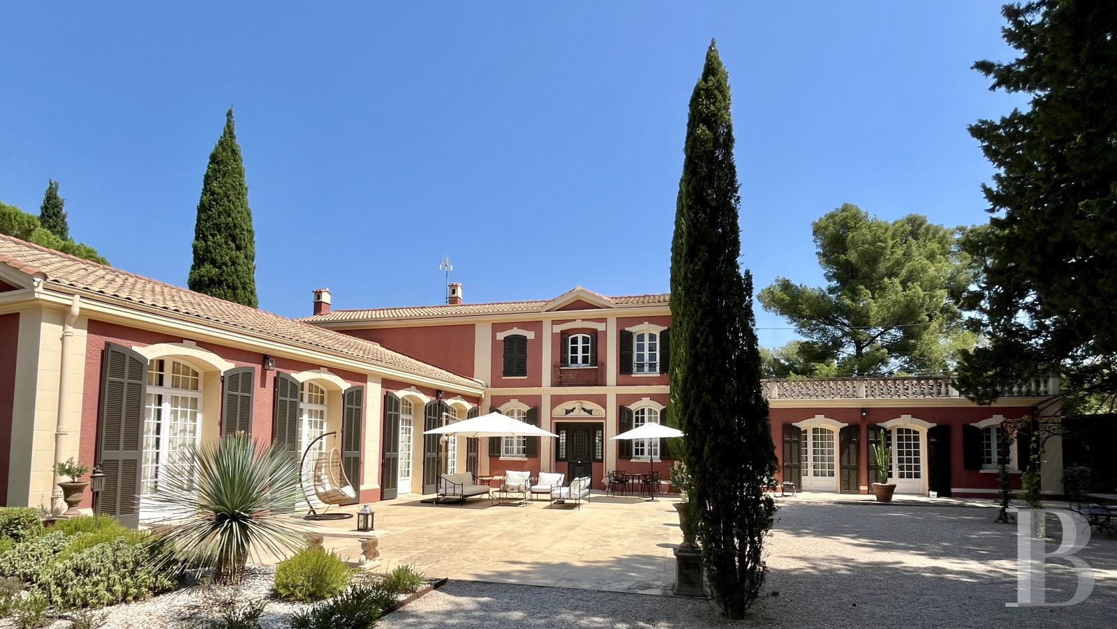 A 19th-century villa set above the sea and renovated in a contemporary style in the Var department - photo  n°4