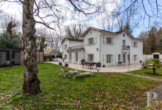 paris - A 19th-century residence with a covered swimming pool and 1,540 m² of grounds,  25 km from La Défense via the A14 motorway 
