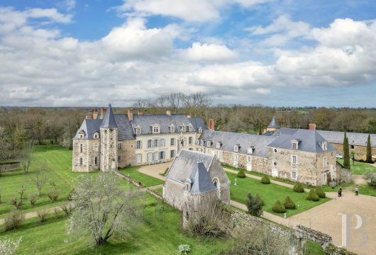 pays-de-loire - En Anjou, un remarquable château inscrit MH, avec sa chapelle, ses dépendances et 70 ha de terres au bord d'une rivière