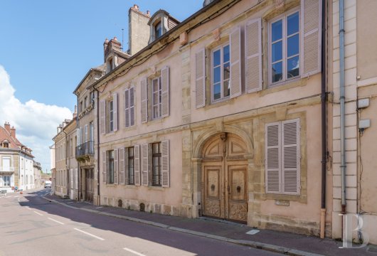 bourgogne - En Bourgogne, au cœur d’Autun, un hôtel particulier du 18ème siècle à rénover.