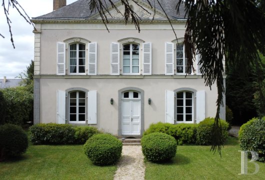 pays-de-loire - En Mayenne, dans un village à proximité d'Évron,  une maison de maître du 19e s. époque Louis-Philippe avec jardin et dépendances