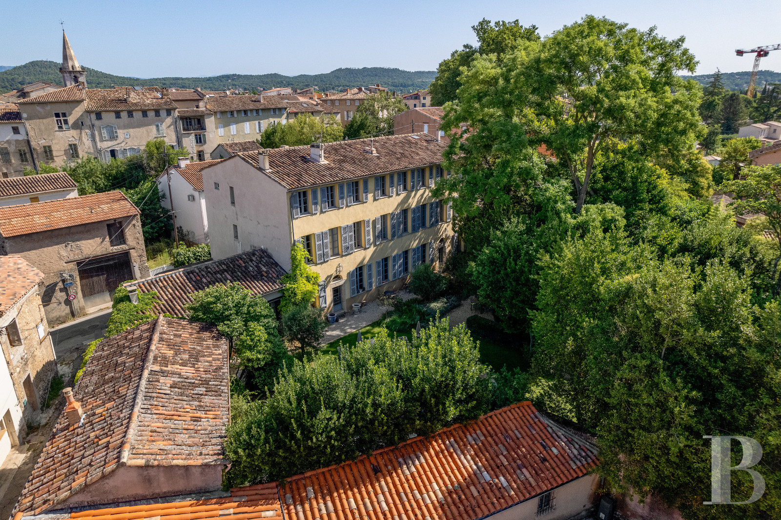 Au centre de Brignoles, dans le Var, une maison du 19e siècle et son grand jardin clos - photo  n°1