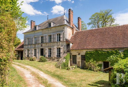 bourgogne - À 2 h de Paris, en Bourgogne, à la lisière de la Puisaye,  une élégante demeure de campagne, son parc et sa piscine