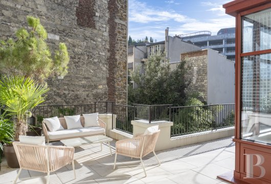 paris - Dans le 16e arrondissement, au sein d'une rue discrète perpendiculaire à la Seine,  les trois derniers étages d’un hôtel particulier Art déco, avec une spacieuse terrasse