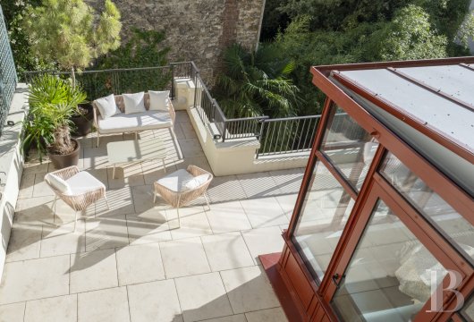 paris - Dans le 16e arrondissement, au sein d'une rue discrète perpendiculaire à la Seine,  les trois derniers étages d’un hôtel particulier Art déco, avec une spacieuse terrasse