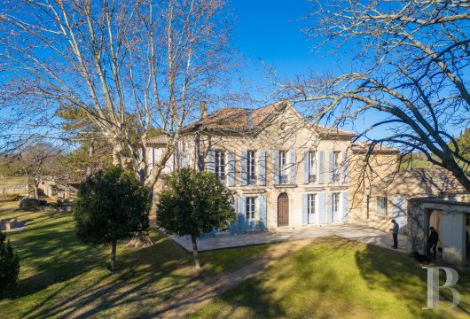 languedoc-roussillon - À Uzès, un ancien domaine vivrier du 19e s. devenu vaste maison de famille,  son parc arboré clos, sa truffière, son oliveraie et sa piscine.