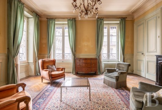 rhones-alpes - Sur la presqu’île de Lyon, à deux pas de la célèbre place Bellecour,
 un grand appartement dans un immeuble du 19e s. en pierre de taille