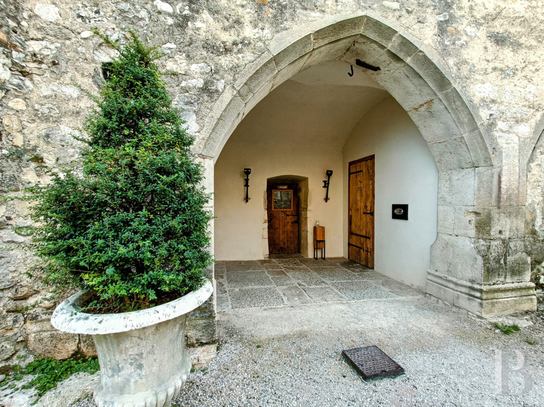 Dans l’Ain, au nord-est de Lyon et au cœur du Bugey, un château-hôtel du 16e siècle - photo  n°3