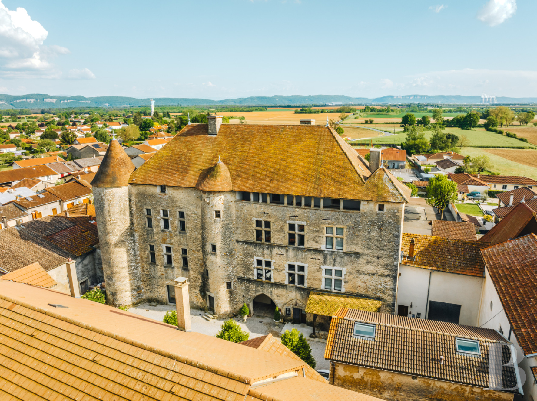 Dans l’Ain, au nord-est de Lyon et au cœur du Bugey, un château-hôtel du 16e siècle - photo  n°1
