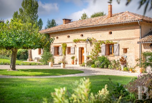 midi-pyrenees - A 19th century farmhouse and its outbuildings in parkland of more than 4 hectares  between Toulouse and Montauban, on the banks of the Tarn, in the Occitanie region 