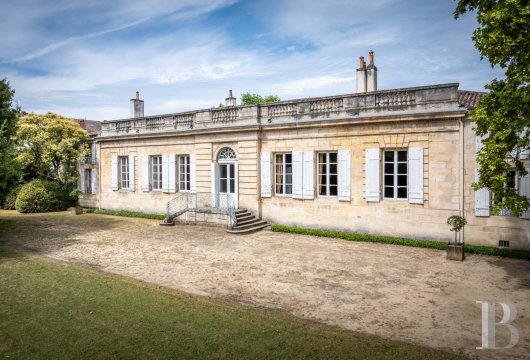 aquitaine - Au cœur de Bordeaux, dans un quartier prisé formant un véritable village dans la ville, une chartreuse du 18e s. classée MH et son parc d'environ 6 000 m²