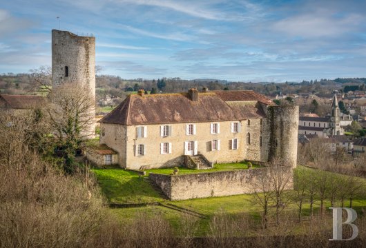 limousin - À 35 min au sud-ouest de Limoges, surplombant le bourg et la vallée de la Tardoire, un château médiéval, son donjon, ses remparts et ses 2 ha de jardins en terrasses