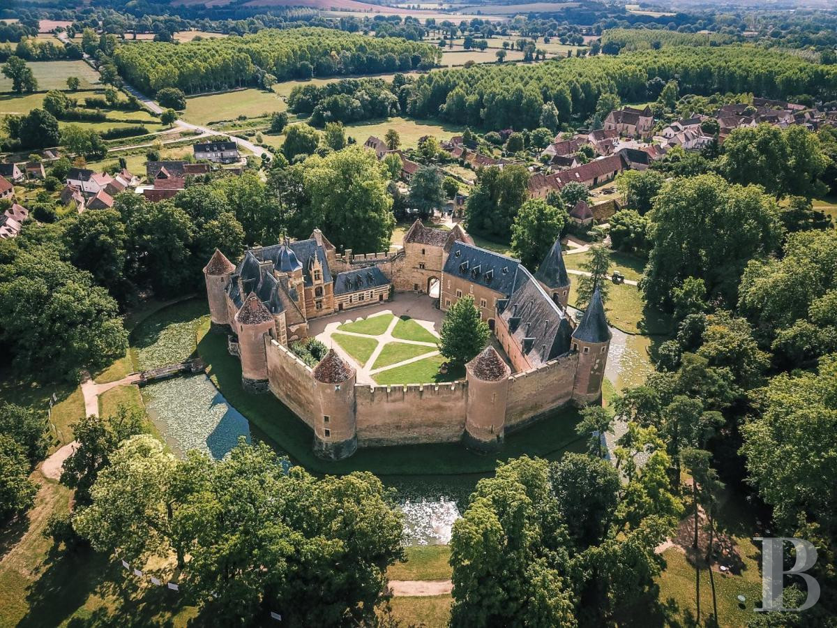 À Ainay-le-Vieil, entre Bourges et Montluçon, une forteresse séculaire tout en raffinement  - photo  n°1