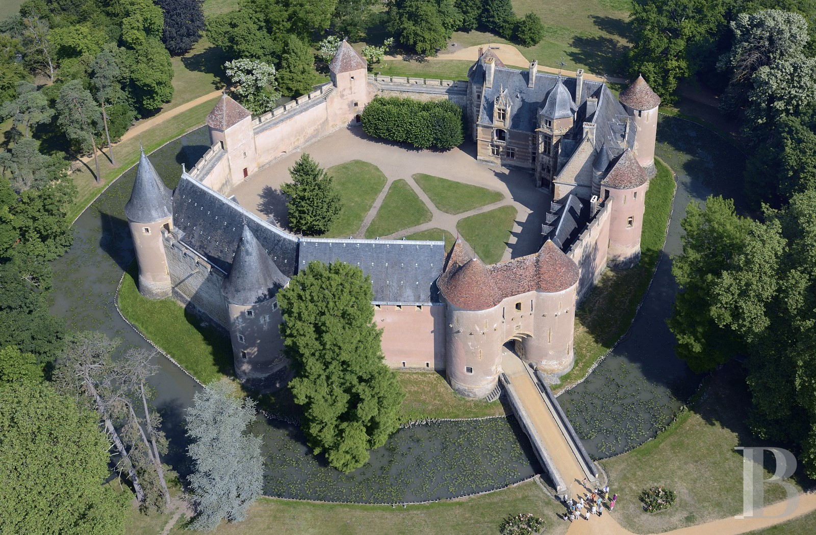 À Ainay-le-Vieil, entre Bourges et Montluçon, une forteresse séculaire tout en raffinement  - photo  n°58