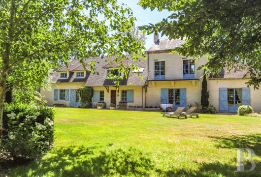 basse-normandie - En Normandie, entre Argentan et Falaise, une demeure du 19e s. bordée par une rivière, sur un parc de 7000 m²