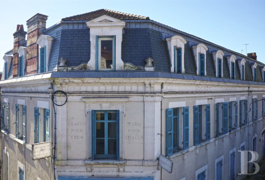 aquitaine - The two top floors of a 19th-century building, each with their own terrace, in a calm district of the city of Périgueux, near the remains of a Gallo-Roman amphitheatre