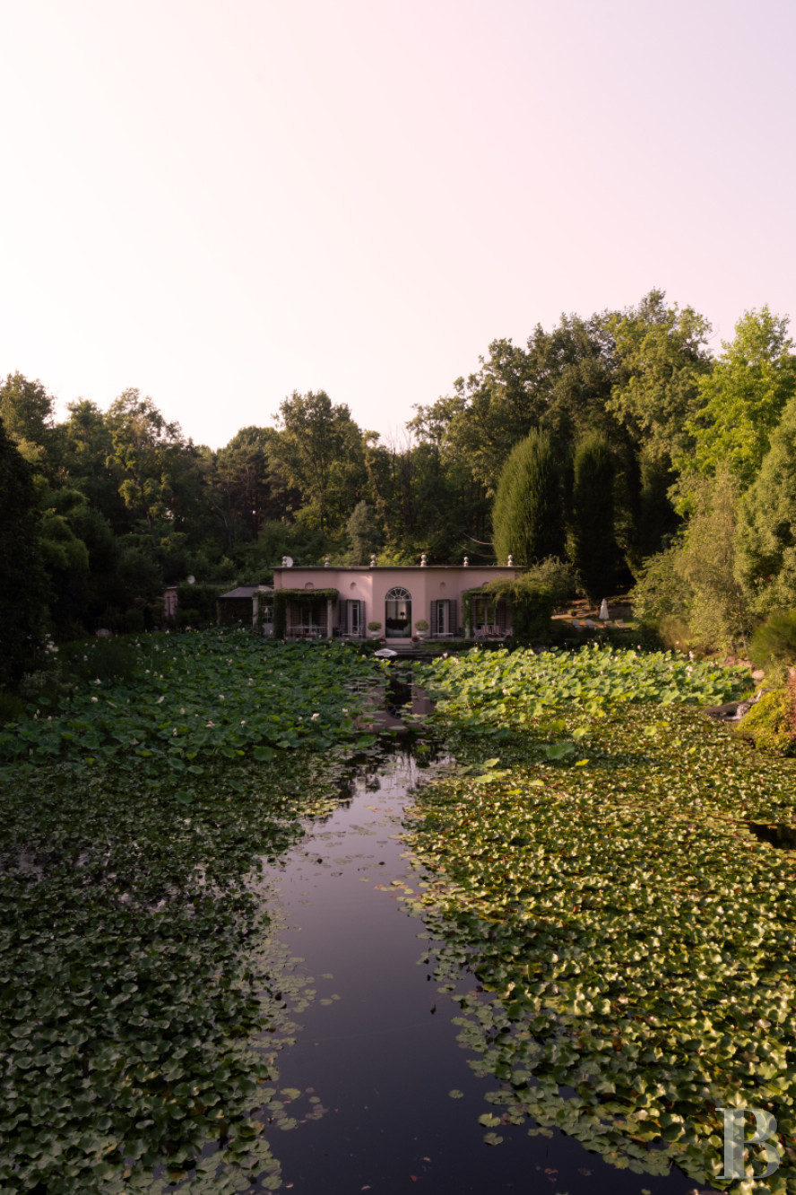 Au nord-ouest de Milan, deux villas entourées d’eau et de verdure - photo  n°15