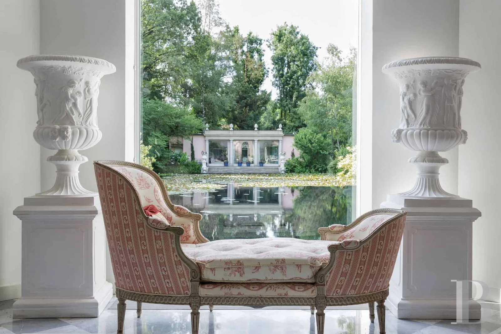 Au nord-ouest de Milan, deux villas entourées d’eau et de verdure - photo  n°12